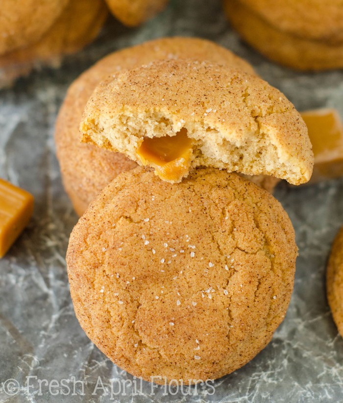 Snickerdoodles rellenos de caramelo salado: galletas clásicas de snickerdoodle rellenas de caramelo que se han espolvoreado con sal marina. ¡Una actualización increíble para los amantes del dulce y salado del mundo de las galletas!