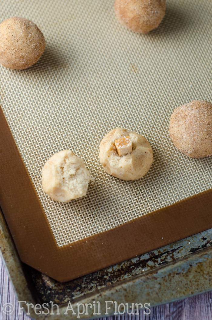 Snickerdoodles rellenos de caramelo salado: galletas clásicas de snickerdoodle rellenas de caramelo que se han espolvoreado con sal marina. ¡Una actualización increíble para los amantes del dulce y salado del mundo de las galletas!