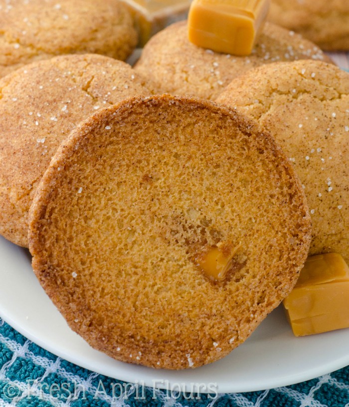 Snickerdoodles rellenos de caramelo salado: galletas clásicas de snickerdoodle rellenas de caramelo que se han espolvoreado con sal marina. ¡Una actualización increíble para los amantes del dulce y salado del mundo de las galletas!