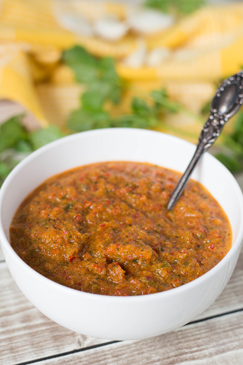 Si nunca has probado el sofrito puertorriqueño, no sabes lo que te estás perdiendo. ¡Esta combinación de pimientos, cilantro, ajo y cebolla se puede usar como base en muchos platos caribeños! | cocinartheglobe.com