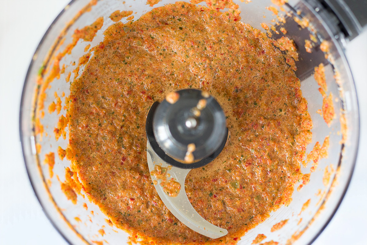 Si nunca has probado el sofrito puertorriqueño, no sabes lo que te estás perdiendo. ¡Esta combinación de pimientos, cilantro, ajo y cebolla se puede usar como base en muchos platos caribeños! | cocinartheglobe.com