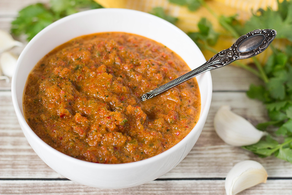Si nunca has probado el sofrito puertorriqueño, no sabes lo que te estás perdiendo. ¡Esta combinación de pimientos, cilantro, ajo y cebolla se puede usar como base en muchos platos caribeños! | cocinartheglobe.com