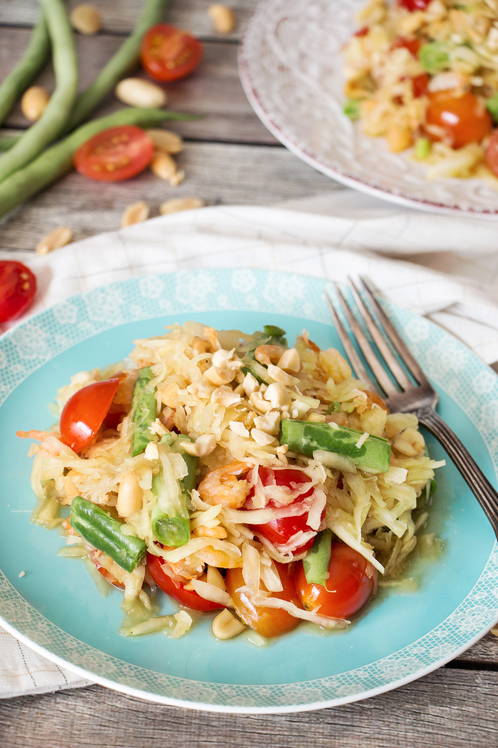 Esta ensalada de papaya verde tailandesa, también conocida como Som Tum o Som Tam, combina una amplia gama de sabores únicos que la hacen única y deliciosa. | cocinartheglobe.com