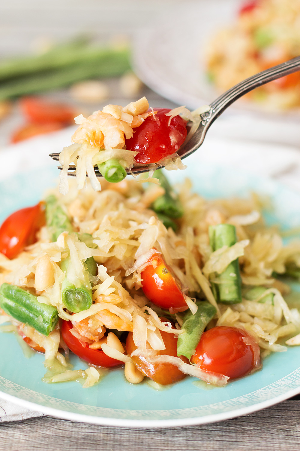 Esta ensalada de papaya verde tailandesa, también conocida como Som Tum o Som Tam, combina una amplia gama de sabores únicos que la hacen única y deliciosa. | cocinartheglobe.com