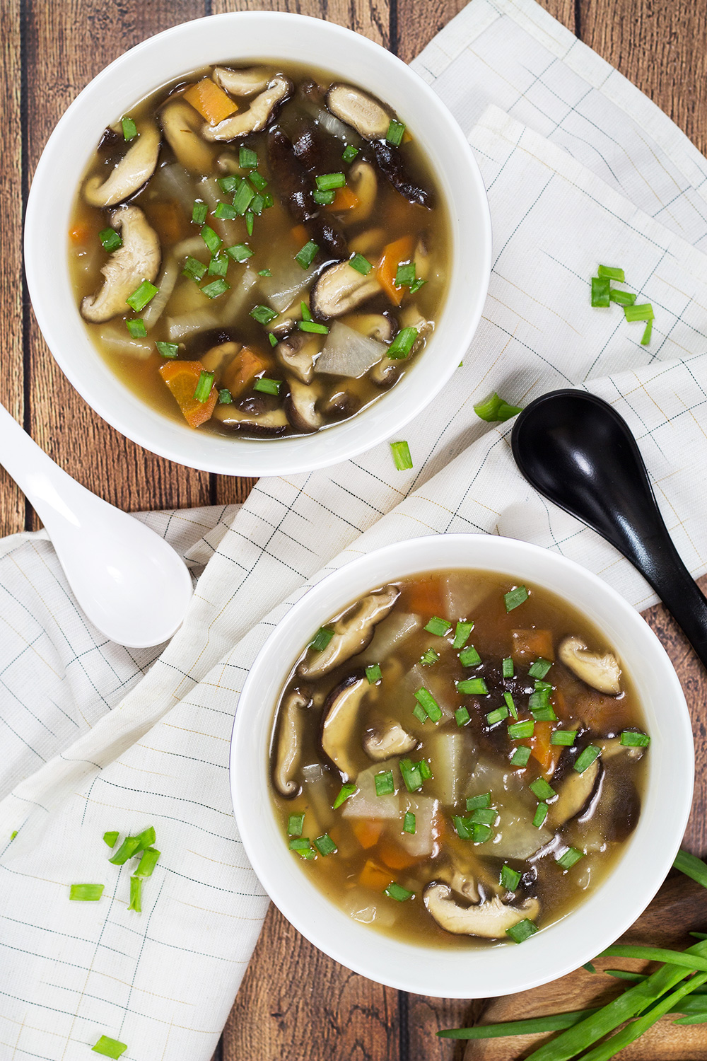 Esta sopa clara japonesa utiliza un sabroso dashi como base y también cuenta con hongos shiitake y un montón de verduras. Un aperitivo perfecto o un almuerzo ligero! | cocinartheglobe.com