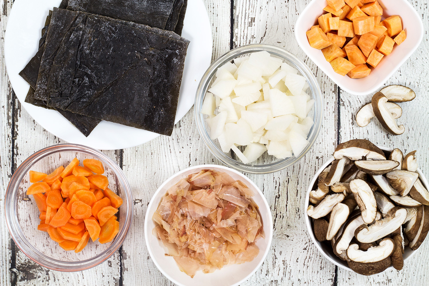 Esta sopa clara japonesa utiliza un sabroso dashi como base y también cuenta con hongos shiitake y un montón de verduras. Un aperitivo perfecto o un almuerzo ligero! | cocinartheglobe.com