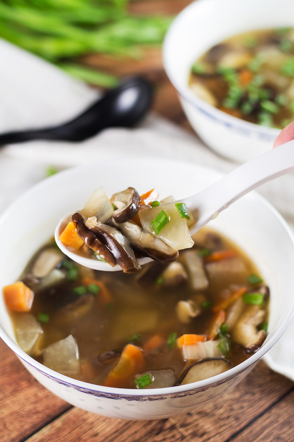 Esta sopa clara japonesa utiliza un sabroso dashi como base y también cuenta con hongos shiitake y un montón de verduras. Un aperitivo perfecto o un almuerzo ligero! | cocinartheglobe.com
