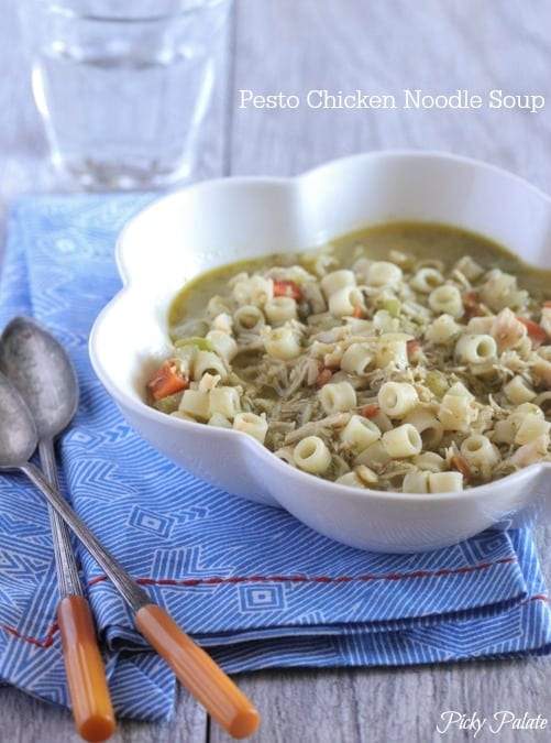 Sopa de fideos con pollo al pesto