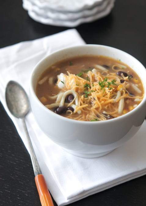 Sopa de fideos de pollo estilo mexicano