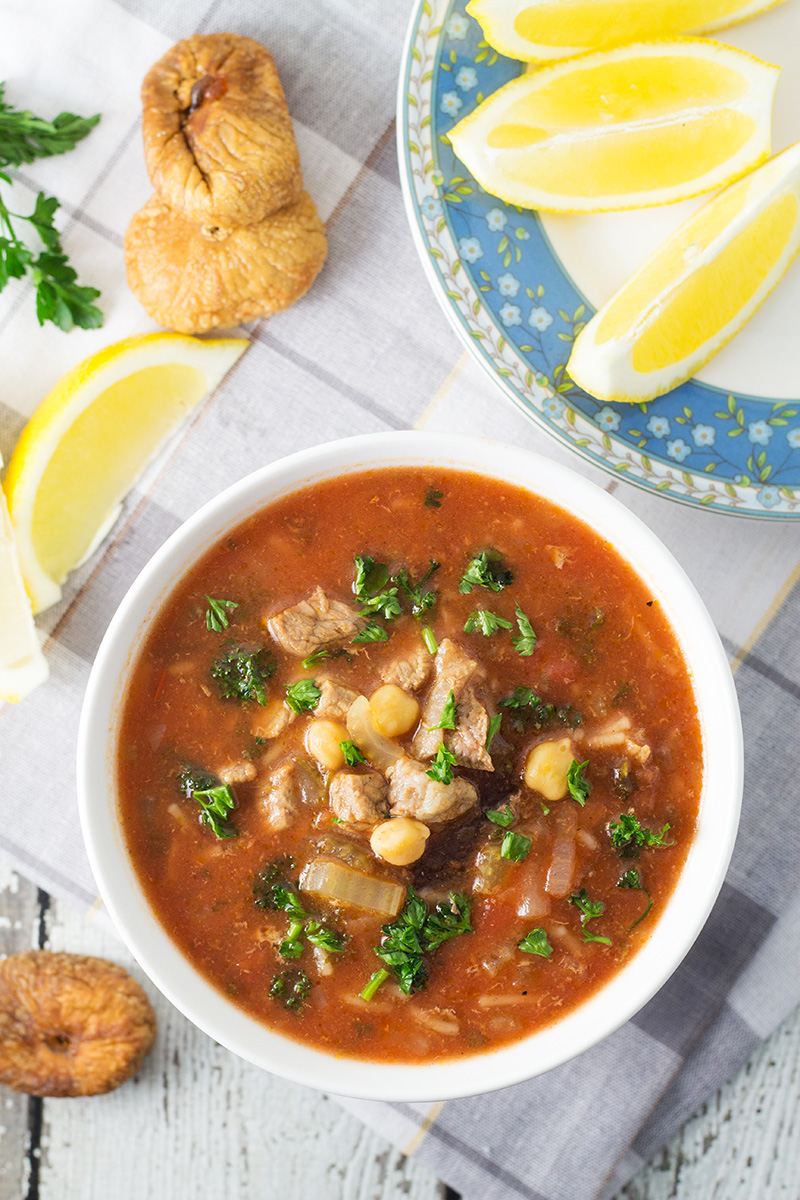 La sopa Harira proviene de Marruecos y combina carne de res, garbanzos, muchos tomates, algunas hierbas y, por supuesto, especias. | cocinartheglobe.com