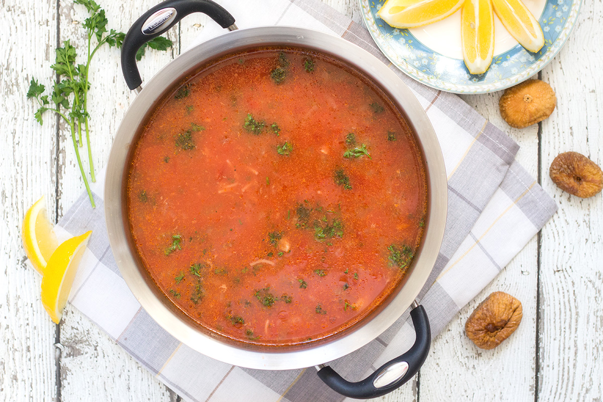 La sopa Harira proviene de Marruecos y combina carne de res, garbanzos, muchos tomates, algunas hierbas y, por supuesto, especias. | cocinartheglobe.com