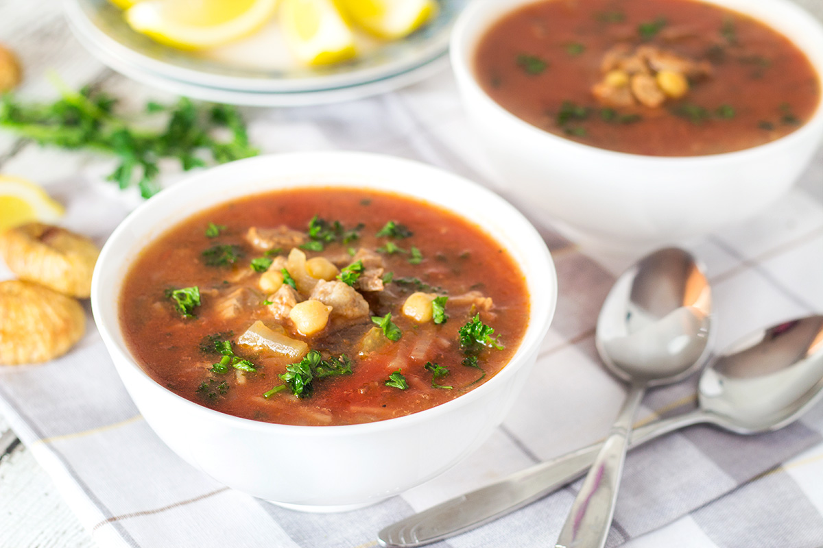 La sopa Harira proviene de Marruecos y combina carne de res, garbanzos, muchos tomates, algunas hierbas y, por supuesto, especias. | cocinartheglobe.com