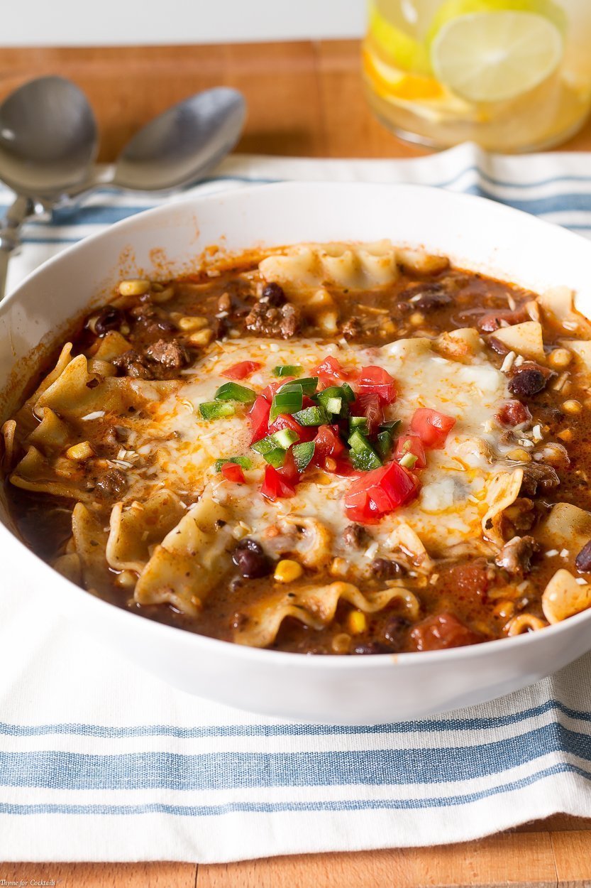 ¿No puedes decidir entre mexicano e italiano? Satisfaga sus antojos en poco tiempo con esta receta de 20 minutos de Tex-Mex Lasagna Soup hecha con solo 10 ingredientes simples.