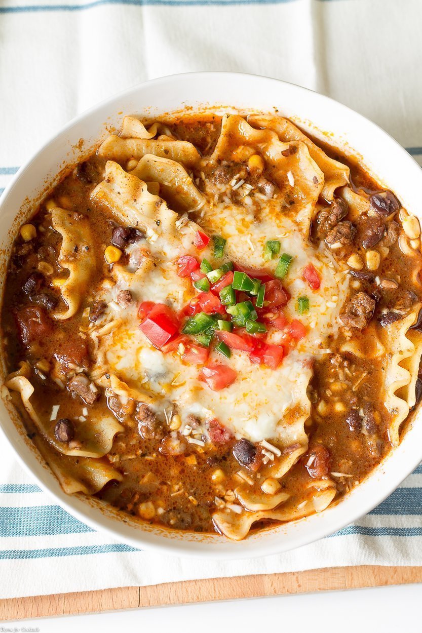 ¿No puedes decidir entre mexicano e italiano? Satisfaga sus antojos en poco tiempo con esta receta de 20 minutos de Tex-Mex Lasagna Soup hecha con solo 10 ingredientes simples.