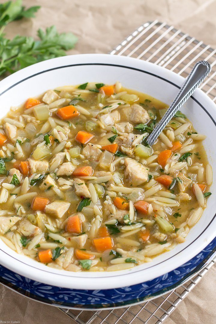 tazón de sopa fácil de pollo orzo de 20 minutos