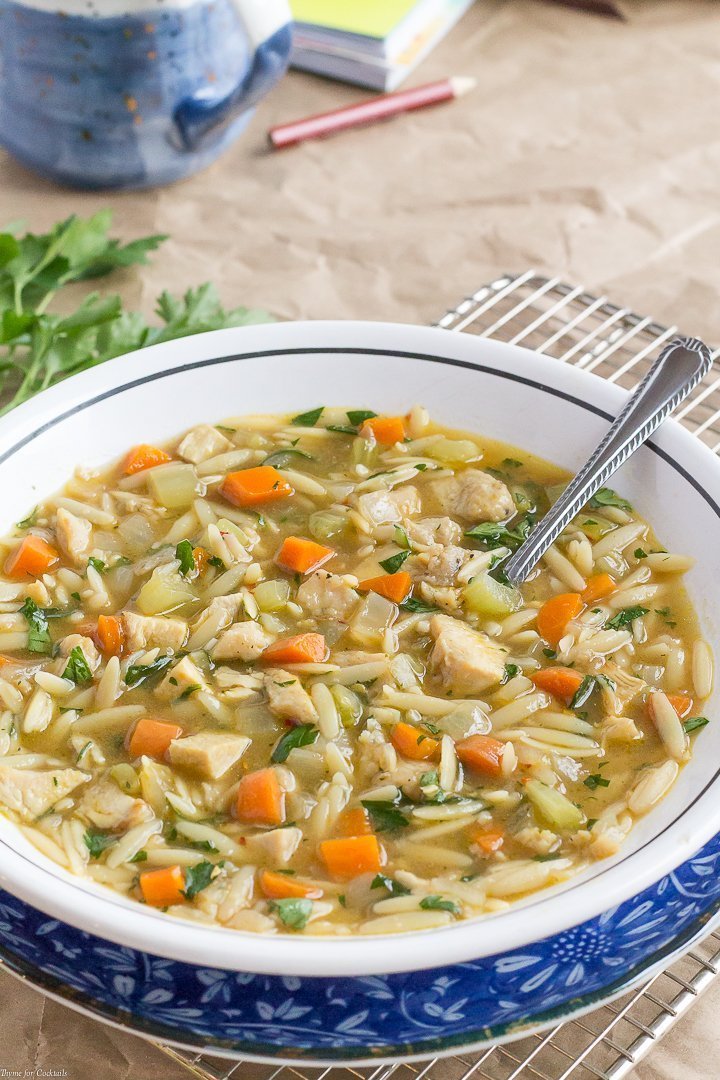 Tazón de sopa fácil de orzo de pollo de 20 minutos con una taza de café
