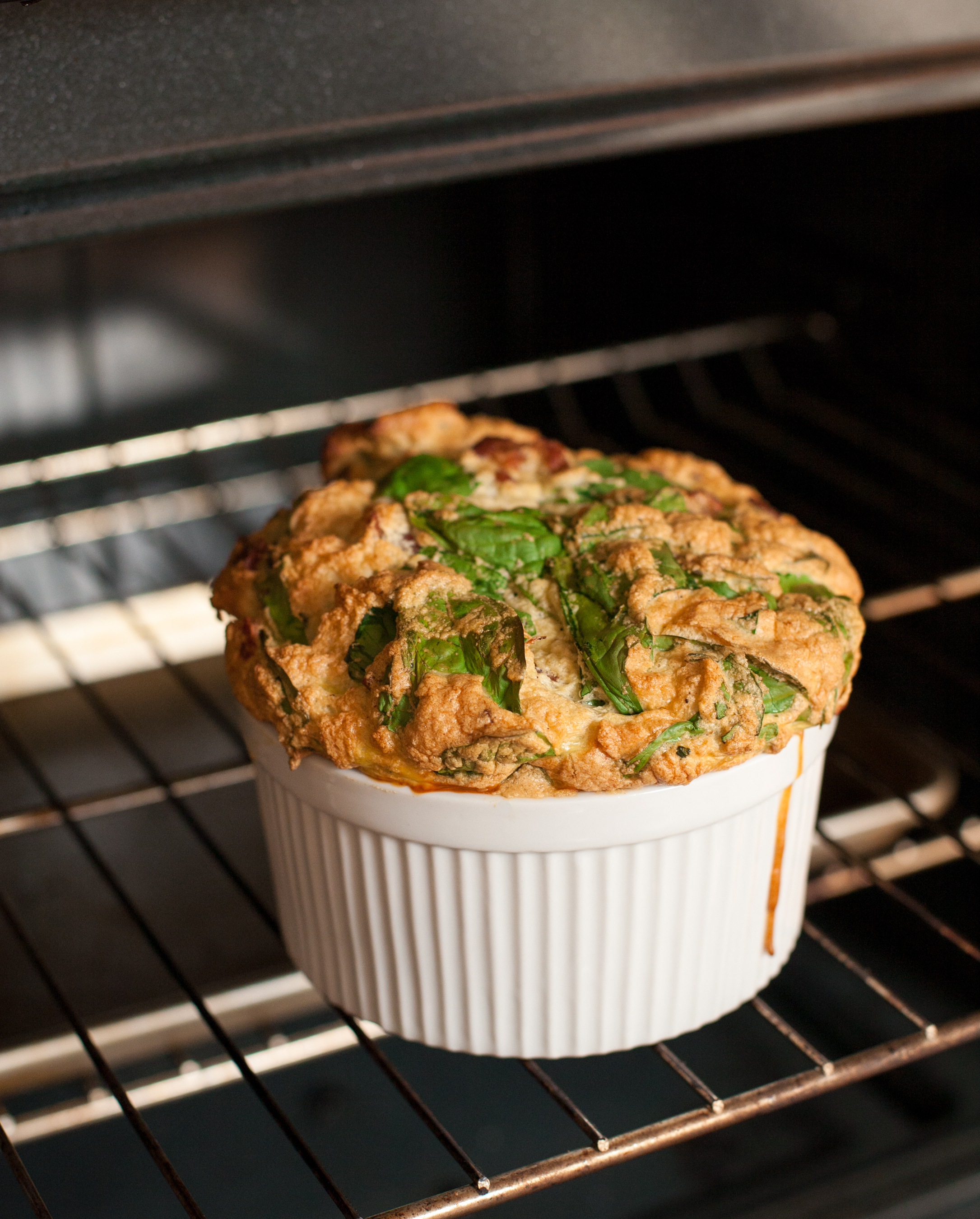 Soufflé de espinacas y tocino de Paleo Planet (Whole30) | acalculatedwhisk.com