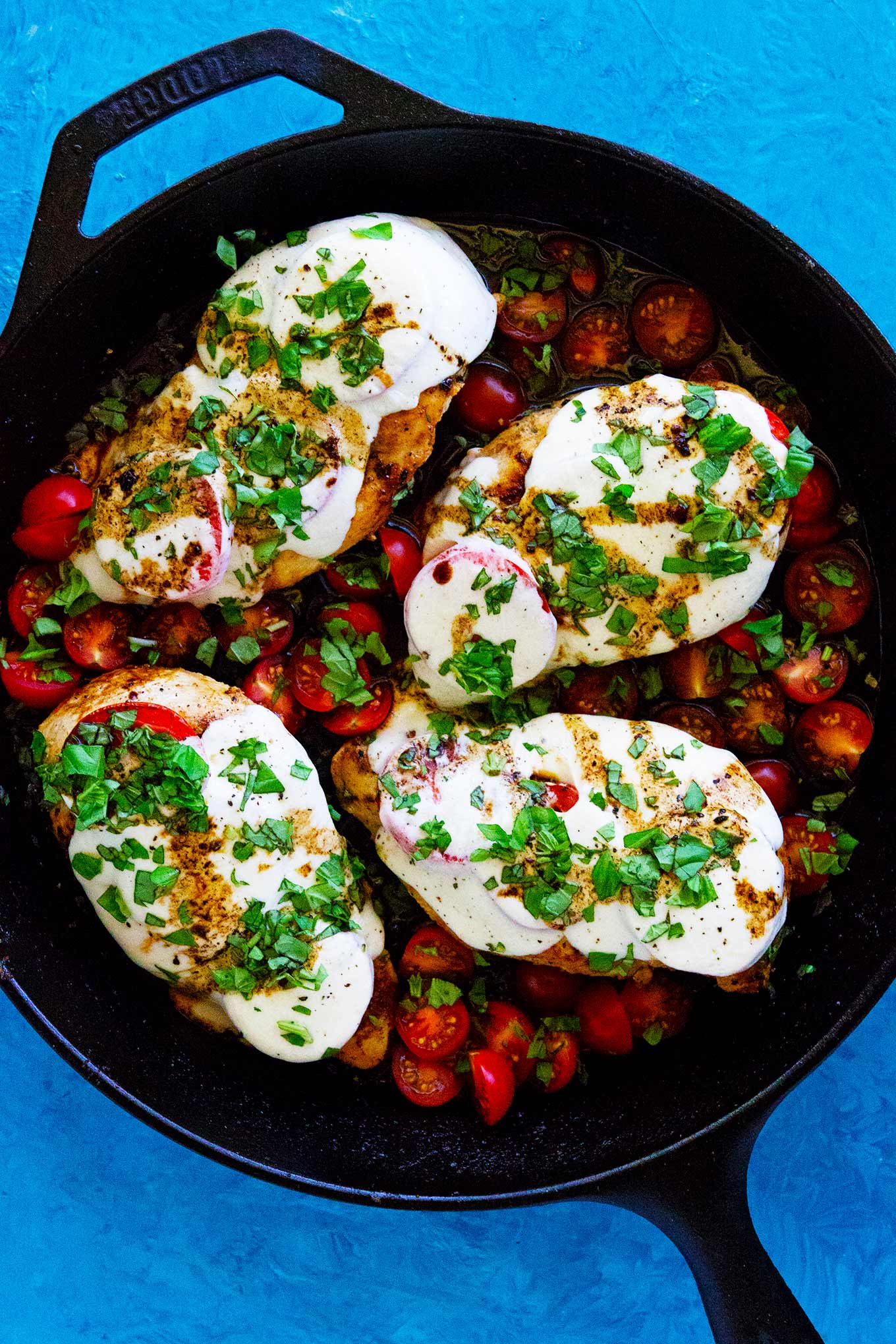 Este pollo caprese con glaseado balsámico toma menos de 30 minutos para hacer, se hace en una sartén, y sabe tan delicioso. Genial para una cena sabrosa y rápida!