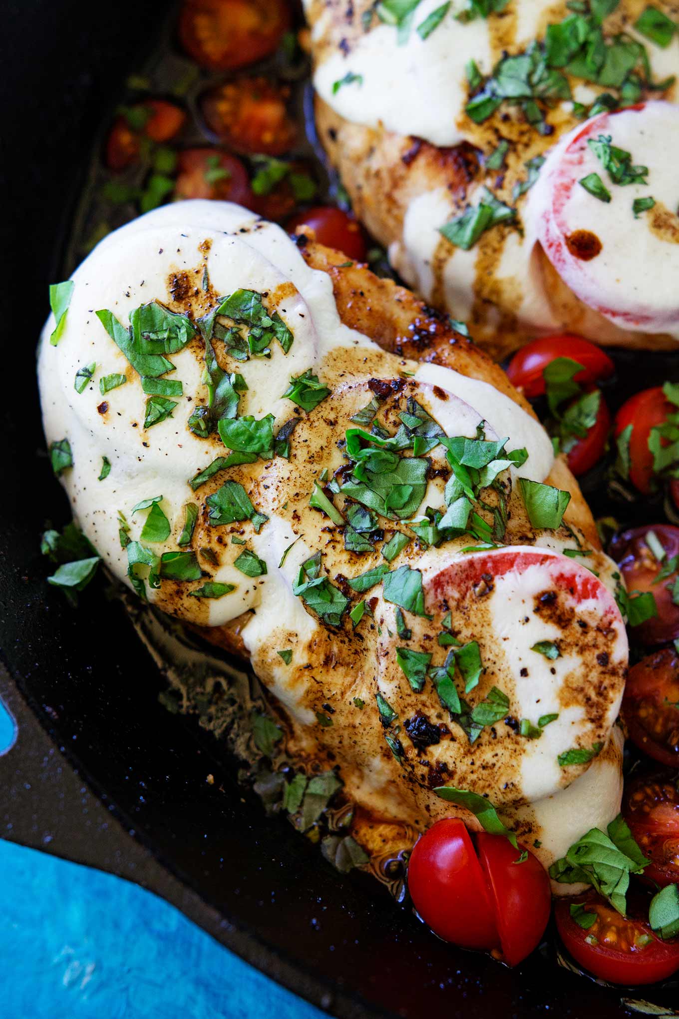 Este pollo caprese con glaseado balsámico toma menos de 30 minutos para hacer, se hace en una sartén, y sabe tan delicioso. Genial para una cena sabrosa y rápida!