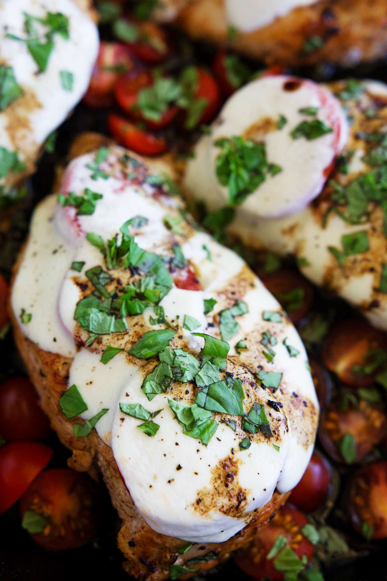 Este pollo caprese con glaseado balsámico toma menos de 30 minutos para hacer, se hace en una sartén, y sabe tan delicioso. Genial para una cena sabrosa y rápida!