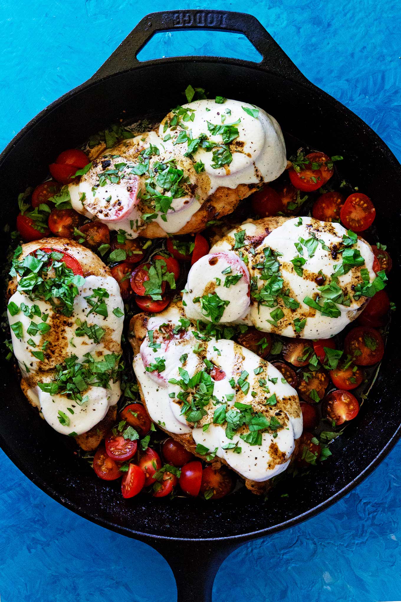 Este pollo caprese con glaseado balsámico toma menos de 30 minutos para hacer, se hace en una sartén, y sabe tan delicioso. Genial para una cena sabrosa y rápida!