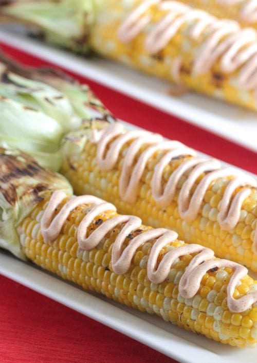Taco cremoso de maĆz en la mazorca a la parrilla