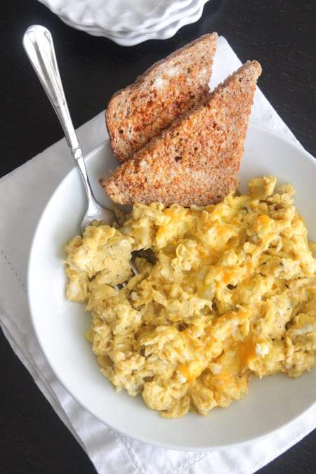 Huevos revueltos de chile verde tostado de taco