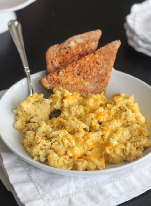 Huevos revueltos de chile verde tostado de taco