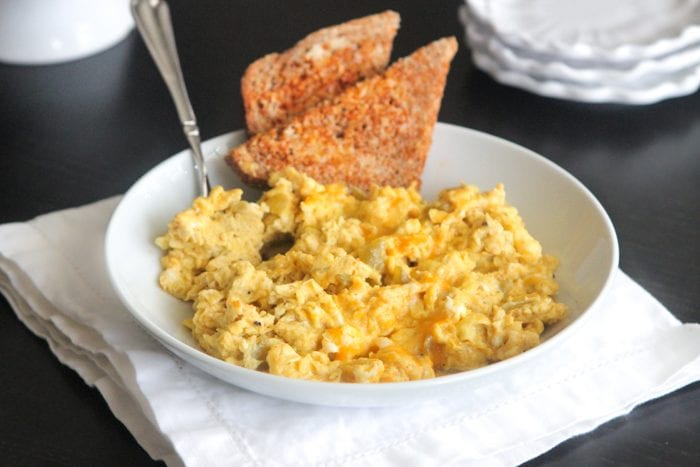 Huevos revueltos de chile verde tostado de taco