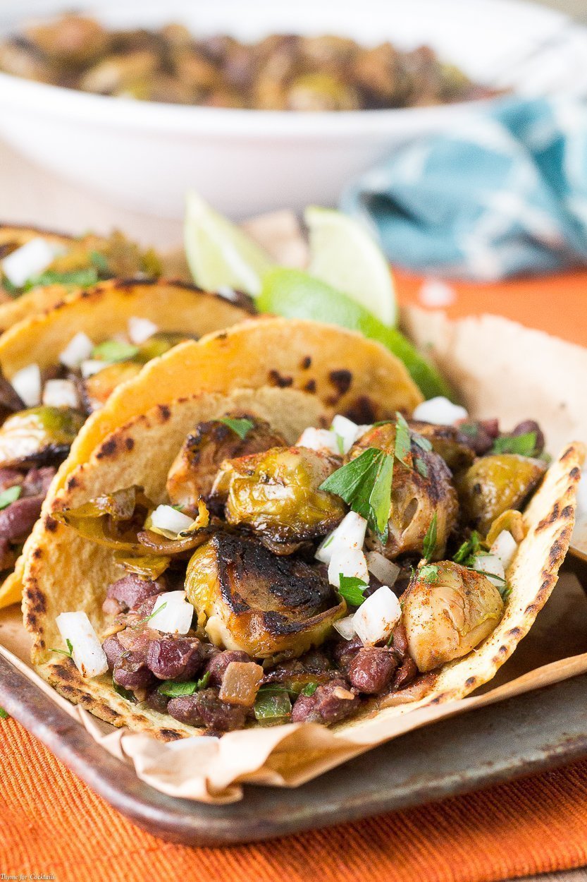 ¿Estás listo para un gran taco de temporada que hará volar tus papilas gustativas? Entonces te volverás loco con estos tacos de brotes de brotes de brotes de alubias negras.