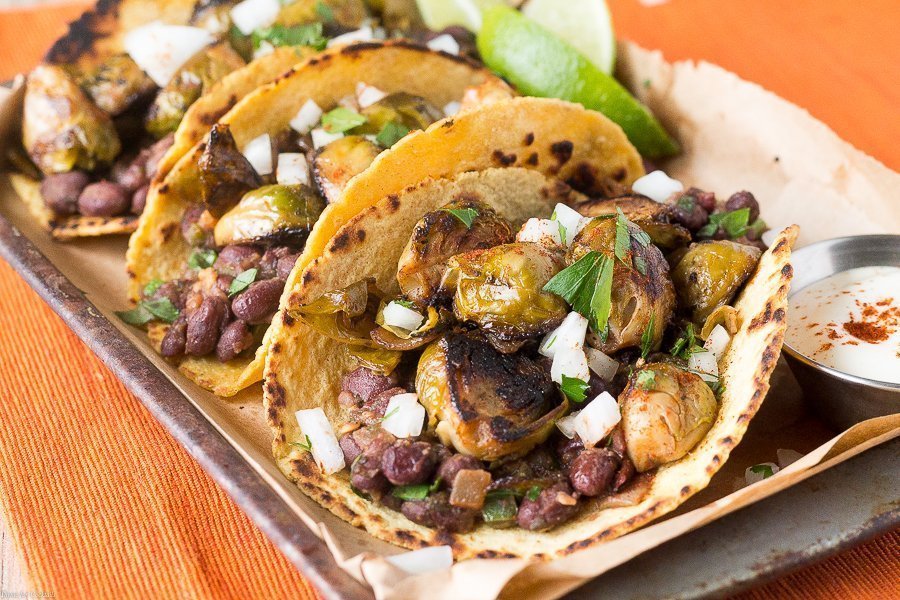¿Estás listo para un gran taco de temporada que hará volar tus papilas gustativas? Entonces te volverás loco con estos tacos de brotes de brotes de brotes de alubias negras.