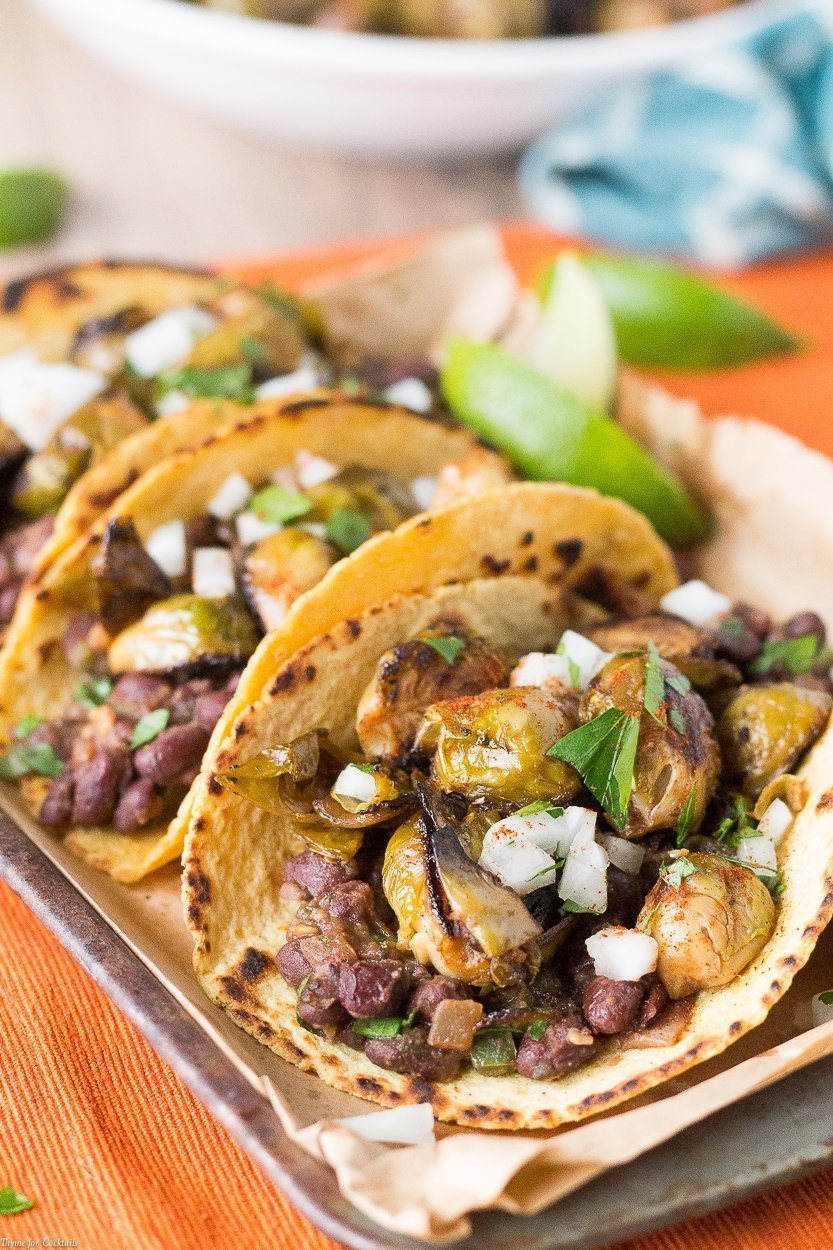¿Estás listo para un gran taco de temporada que hará volar tus papilas gustativas? Entonces te volverás loco con estos tacos de brotes de brotes de brotes de alubias negras.
