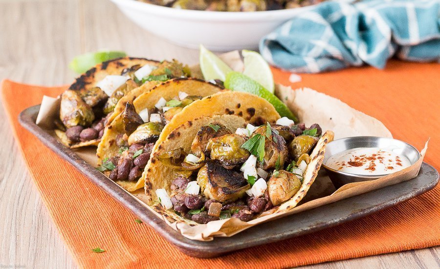 ¿Estás listo para un gran taco de temporada que hará volar tus papilas gustativas? Entonces te volverás loco con estos tacos de brotes de brotes de brotes de alubias negras.