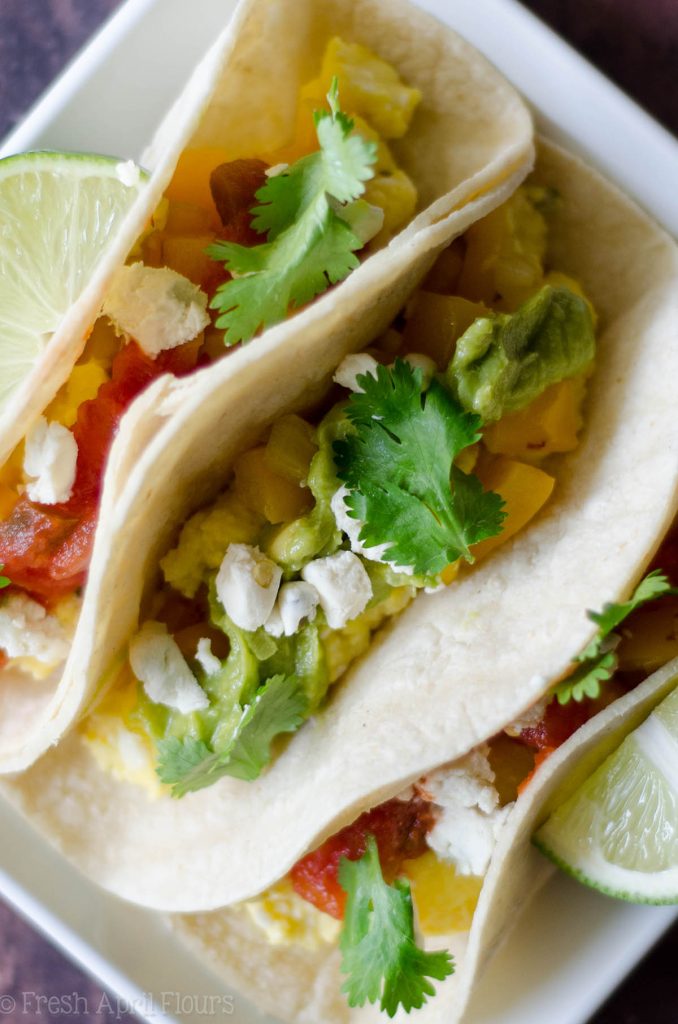 Tacos vegetarianos para el desayuno: mezcle y combine sus ingredientes favoritos con la base de cremosos huevos revueltos con queso de cabra y pimientos y cebollas sazonados. Perfecto para un desayuno buffet para complacer a una multitud.
