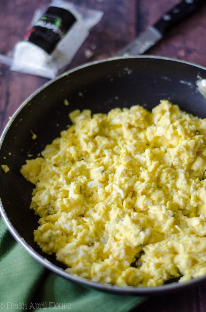 Tacos vegetarianos para el desayuno: mezcle y combine sus ingredientes favoritos con la base de cremosos huevos revueltos con queso de cabra y pimientos y cebollas sazonados. Perfecto para un desayuno buffet para complacer a una multitud.