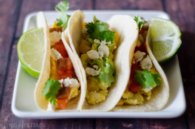 Tacos vegetarianos para el desayuno: mezcle y combine sus ingredientes favoritos con la base de cremosos huevos revueltos con queso de cabra y pimientos y cebollas sazonados. Perfecto para un desayuno buffet para complacer a una multitud.