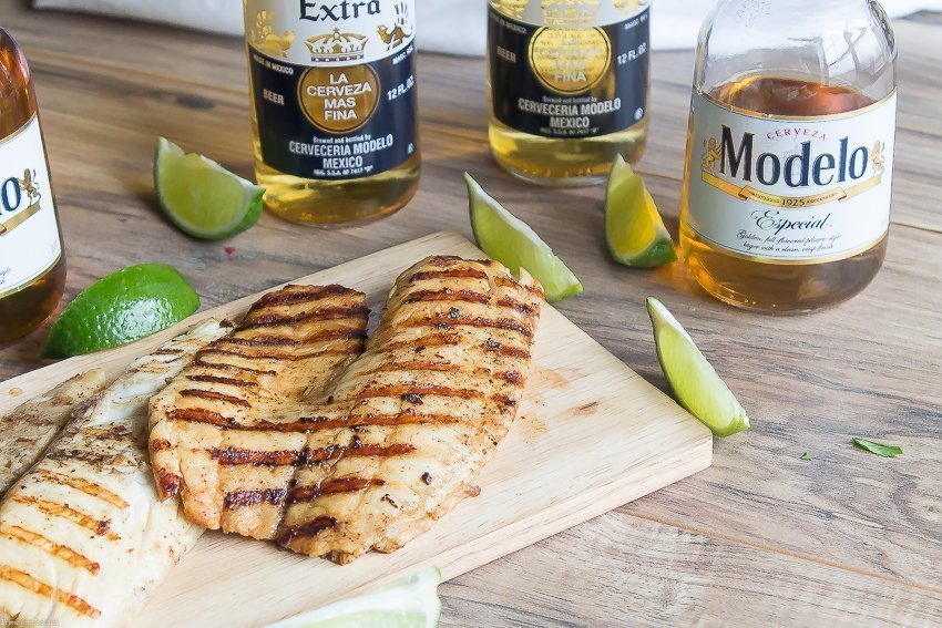 Tacos de pescado a la parrilla marinados con cerveza, estos tacos clásicos están cubiertos con repollo rallado, rábanos, cebollas rojas en escabeche, rodajas de jalapeño y queso cojita.