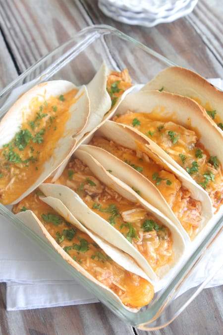 Tacos suaves horneados con enchilada de pollo