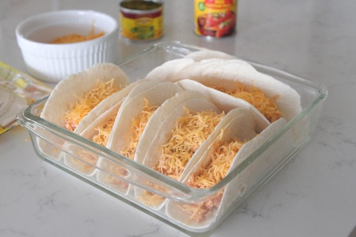 Tacos suaves horneados con enchilada de pollo