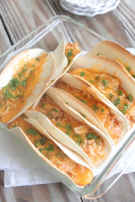 Tacos suaves horneados con enchilada de pollo