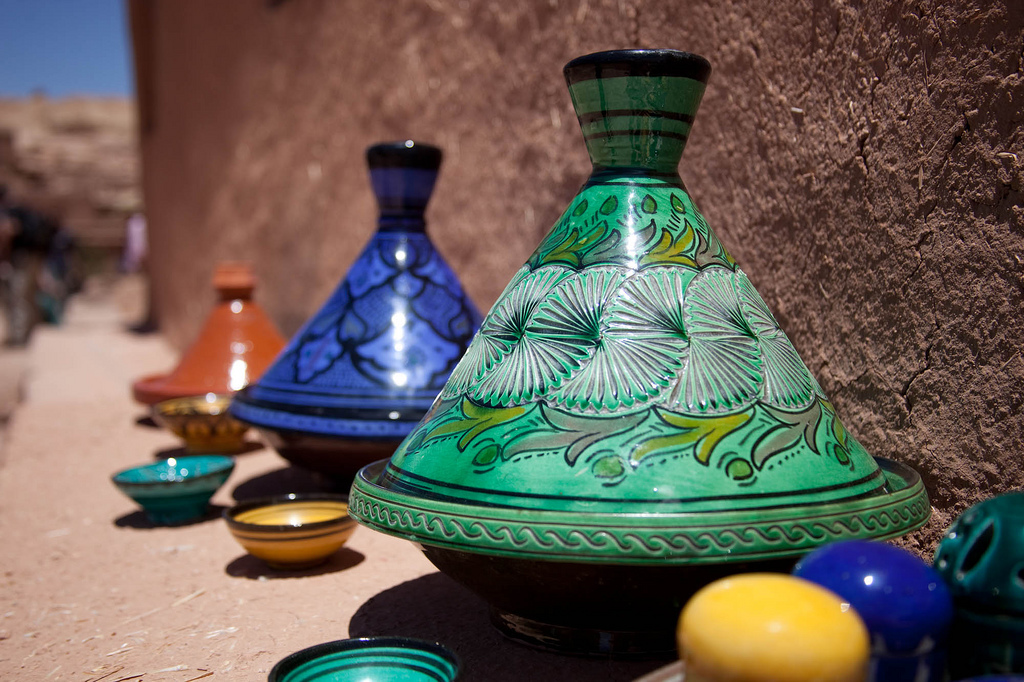 ¡Este tagine marroquí de pollo está lleno de sabor! Con una infusión de azafrán y condimentado con limones en conserva, ¡se convertirá en tu favorito! | cocinartheglobe.com