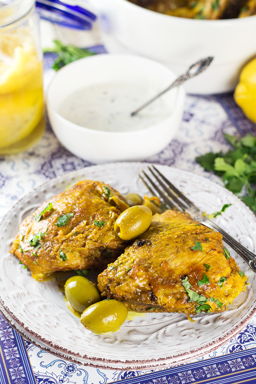 ¡Este tagine marroquí de pollo está lleno de sabor! Con una infusión de azafrán y condimentado con limones en conserva, ¡se convertirá en tu favorito! | cocinartheglobe.com