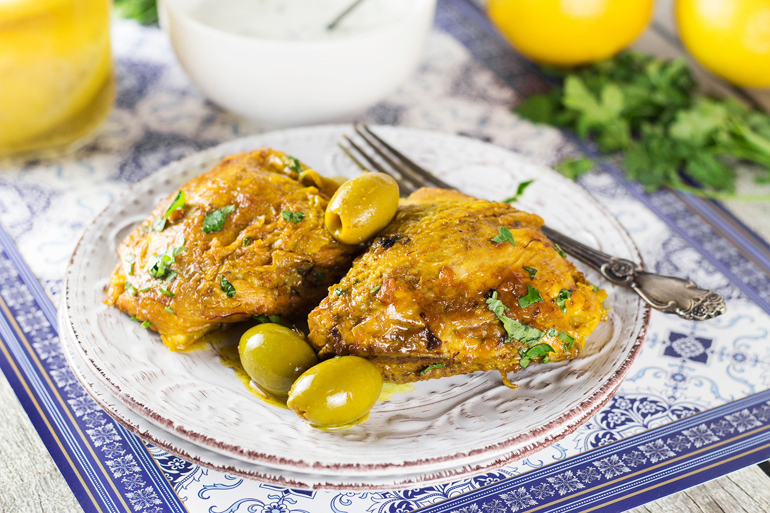 ¡Este tagine marroquí de pollo está lleno de sabor! Con una infusión de azafrán y condimentado con limones en conserva, ¡se convertirá en tu favorito! | cocinartheglobe.com
