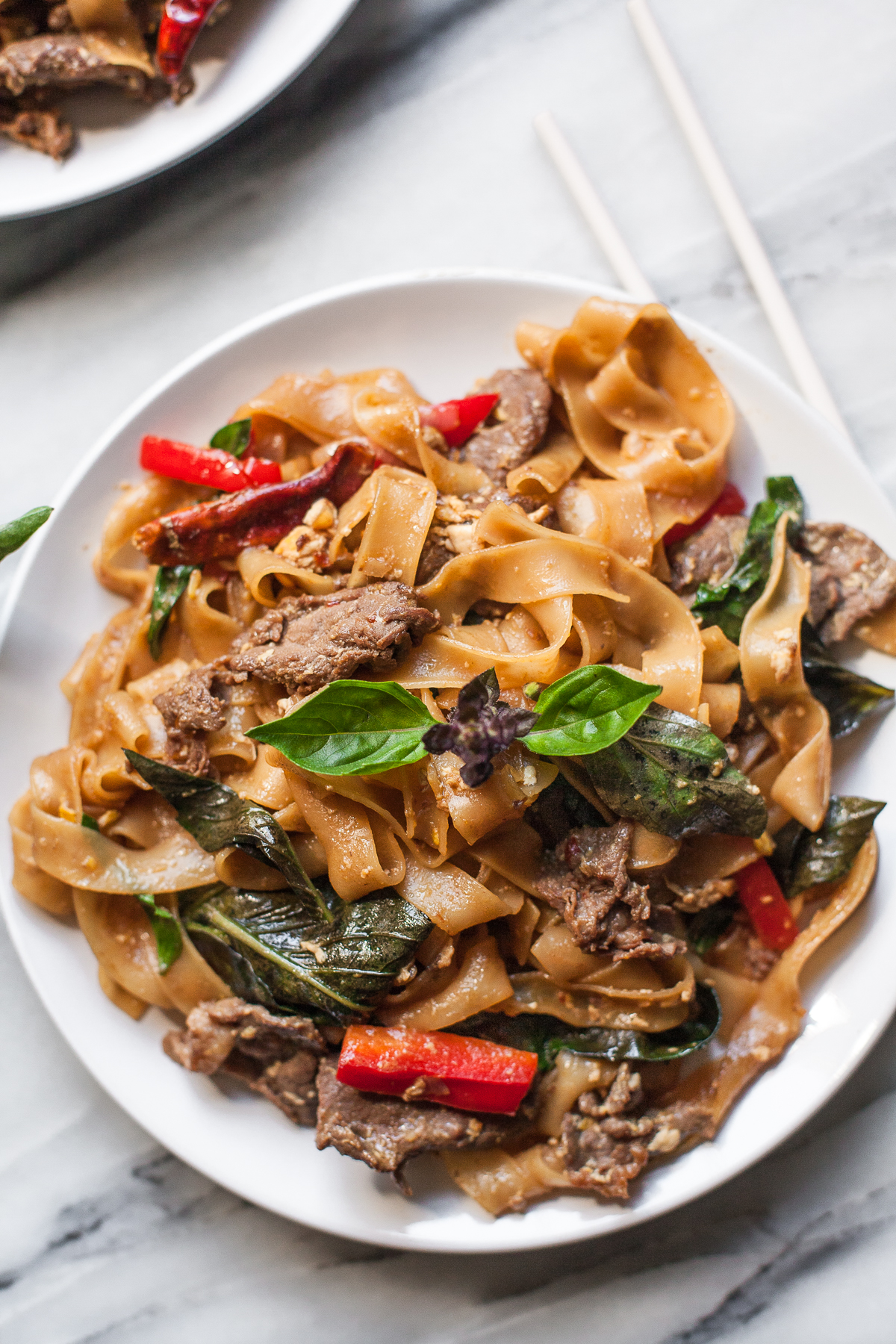 Tallarines de albahaca tailandesa con carne de res (fideos borrachos)