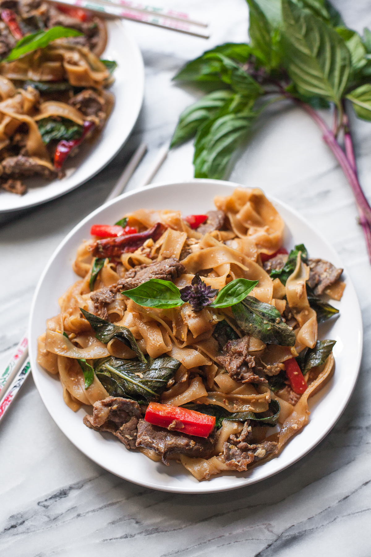 Tallarines de albahaca tailandesa con carne de res (fideos borrachos)