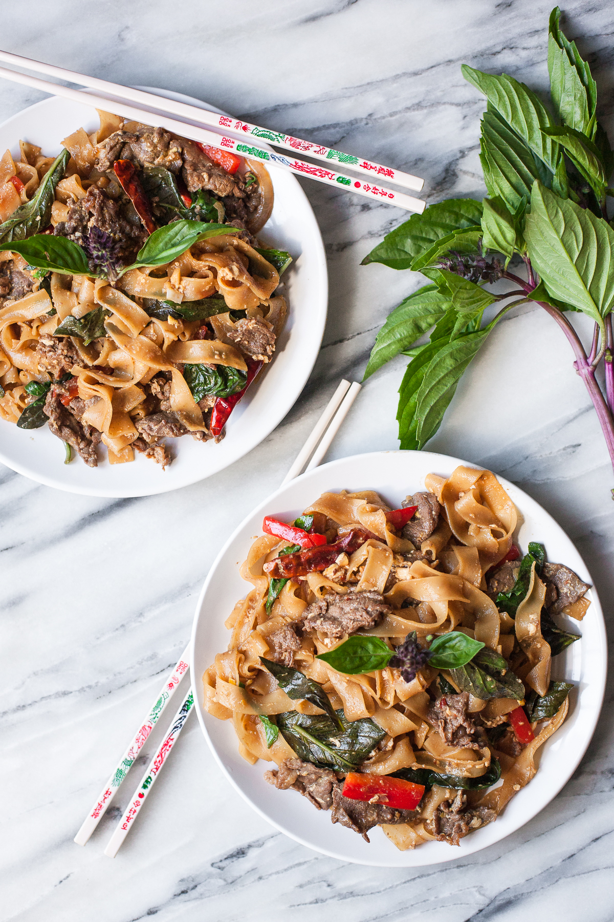 Tallarines de albahaca tailandesa con carne de res (fideos borrachos)
