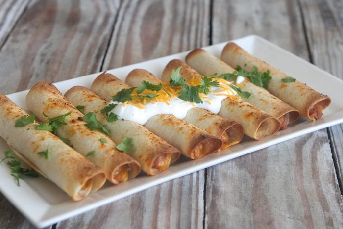 Taquitos al horno con frijoles y queso