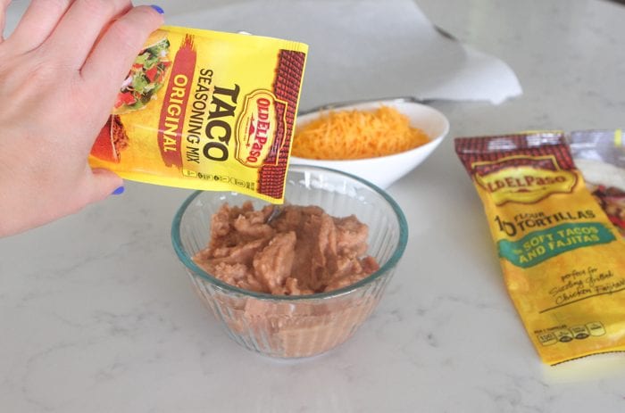 Taquitos al horno con frijoles y queso