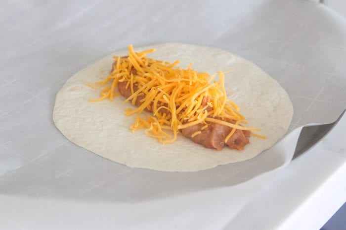 Taquitos al horno con frijoles y queso