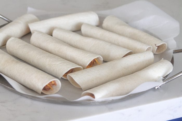 Taquitos al horno con frijoles y queso
